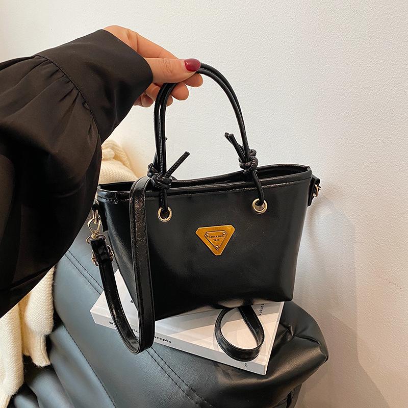 Ins Retro Portable Small Bag Women's 2025 Winter New Small Bucket Bag Versatile Shoulder Messenger Bag Commuter Women's Bag