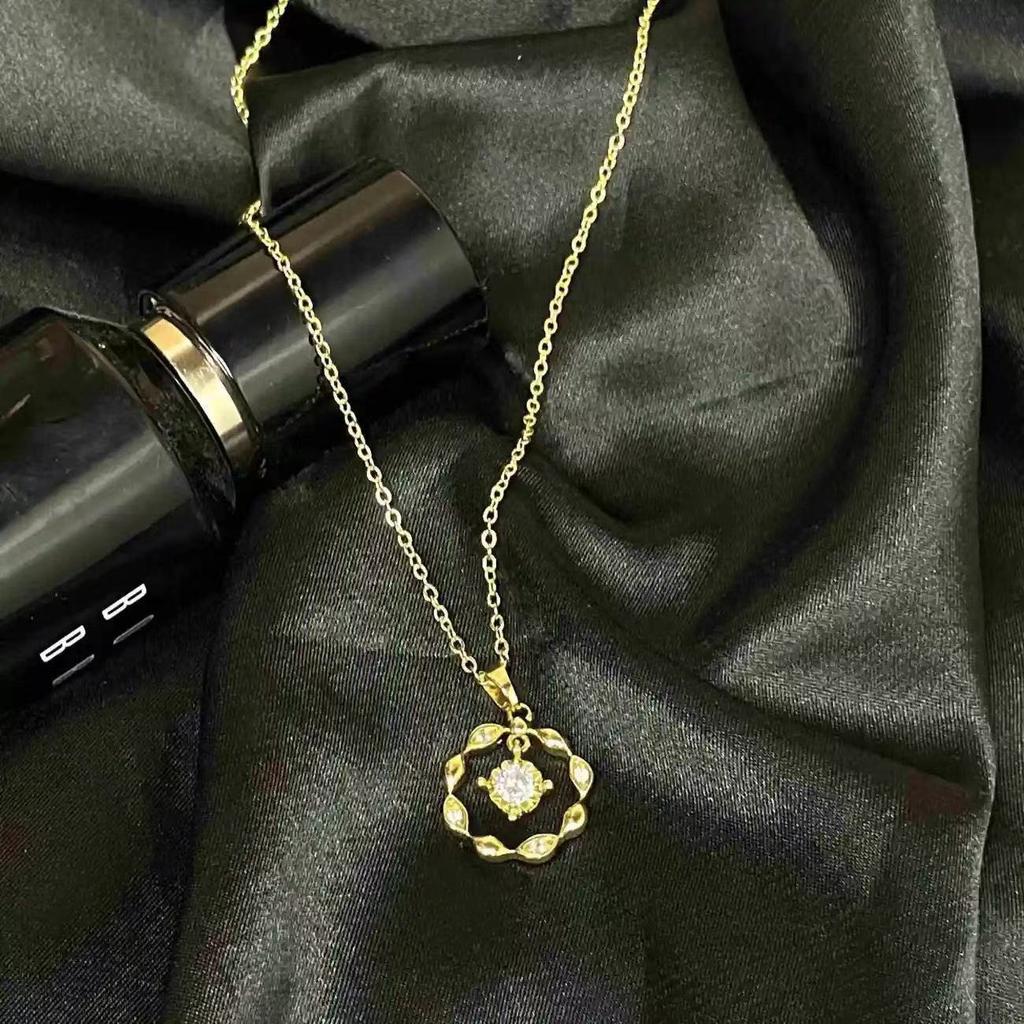 New Smart Plum Blossom Pendant Necklace with Simple and Stylish Collarbone Chain