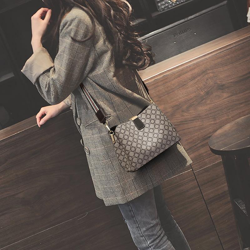 Women's bags New bucket bags Women's commuter fashion broadband messenger bags Versatile large-capacity shoulder bags Luggage
