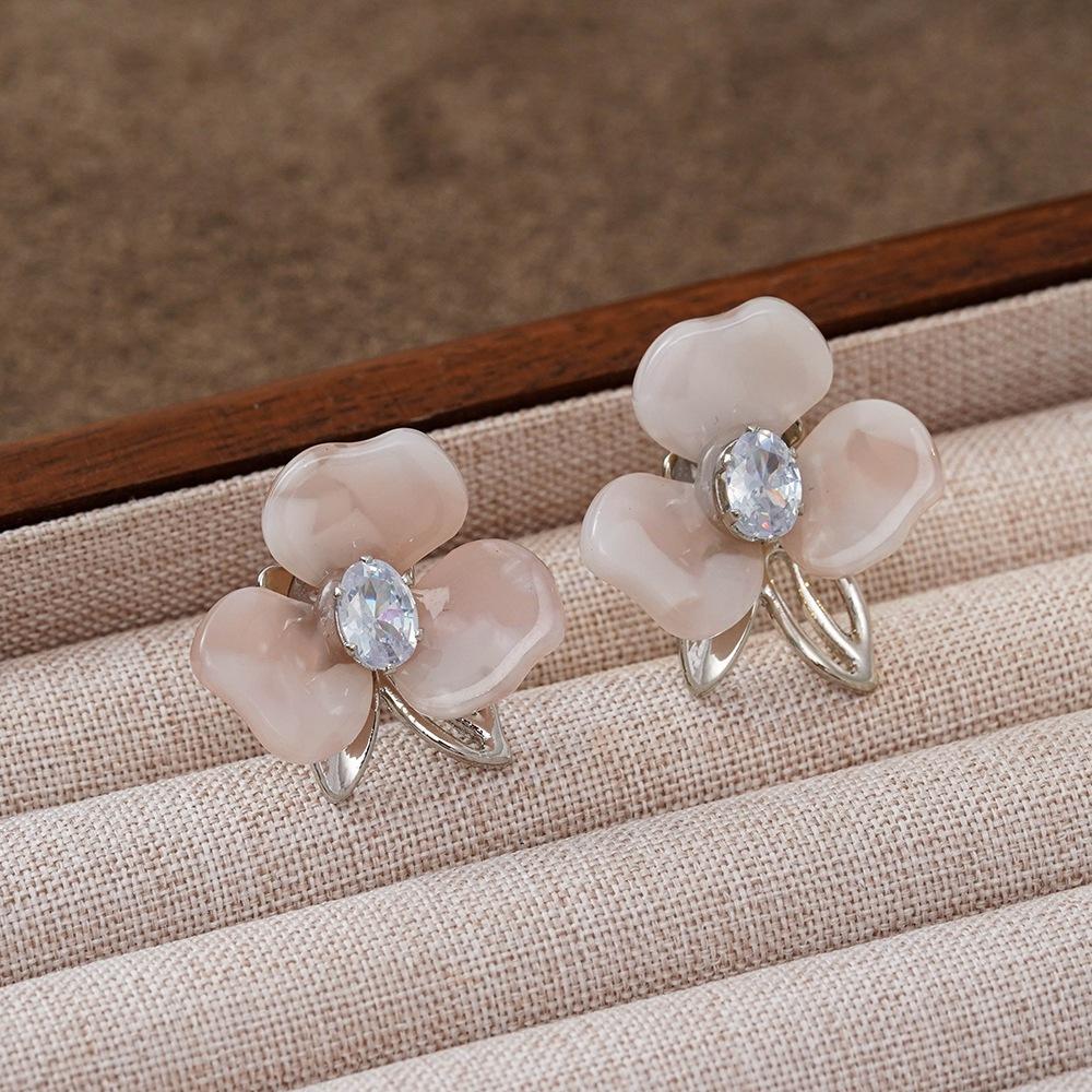 

Fresh temperament gradual change clear green flower zircon earrings, niche design fashion versatile earrings 925 silver needle світло-рожевий колір