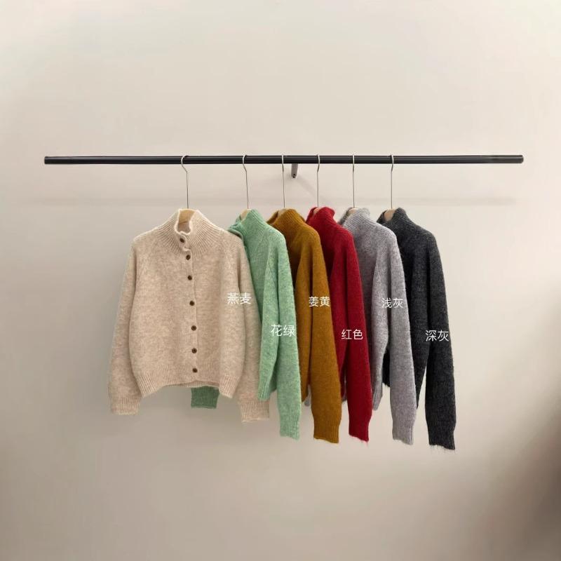High-necked single-row wooden buckle plush knitted cardigan women's simple retro small fresh shoulder-plugged long-sleeved jacket