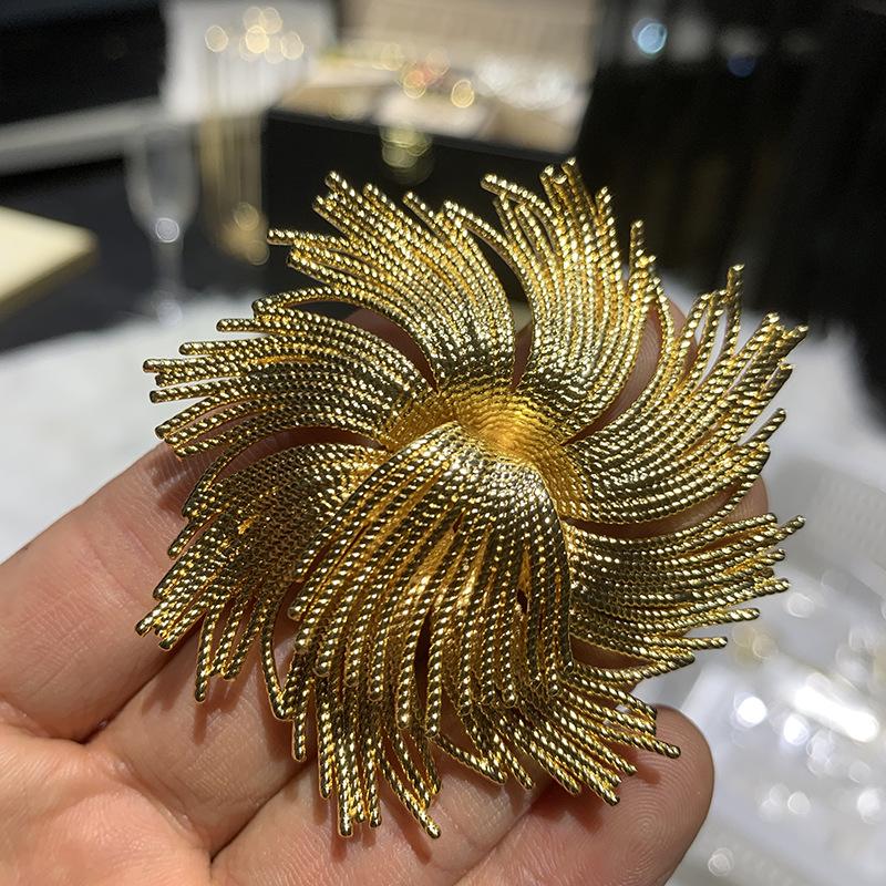 Dili Xue 2024 Vintage Monet Twisted Braid Brooch - Classic Corsage Retro Collectible