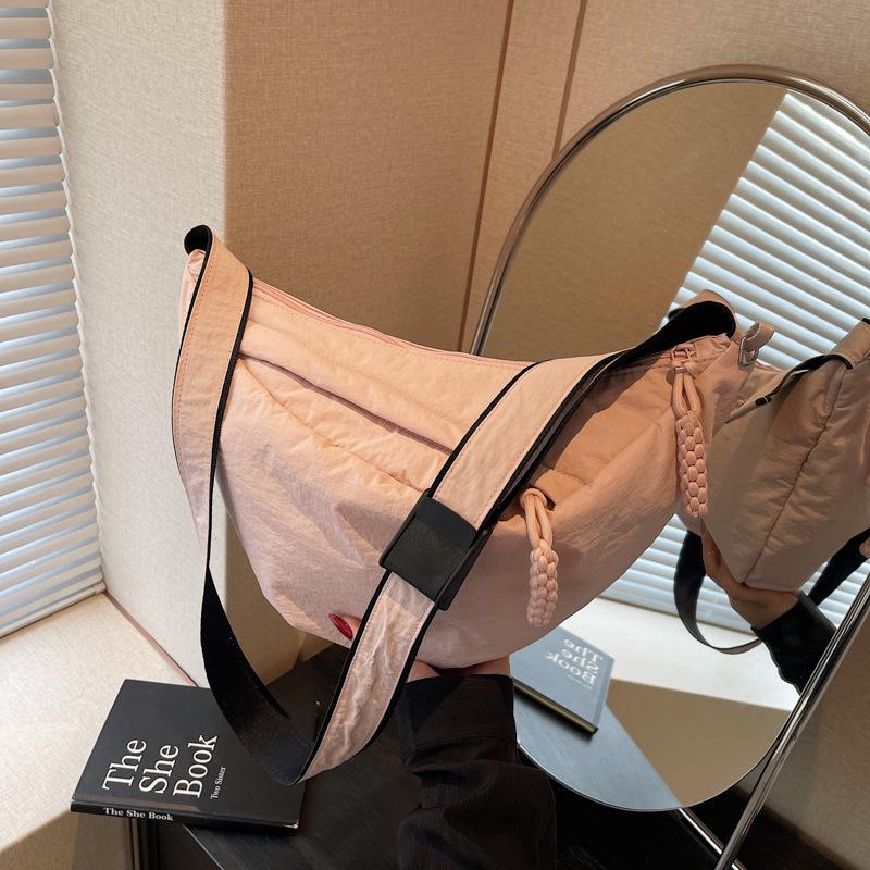 Large-capacity bag women's new casual shoulder messenger bag is now popular commuter dumpling bag