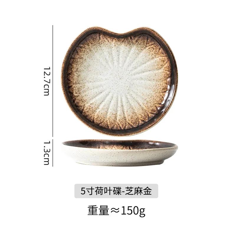 Retro japonské nádobí v japonském stylu, domácí keramické talířky s nepravidelnými kostmi, dorty, svačiny, ovocné talíře