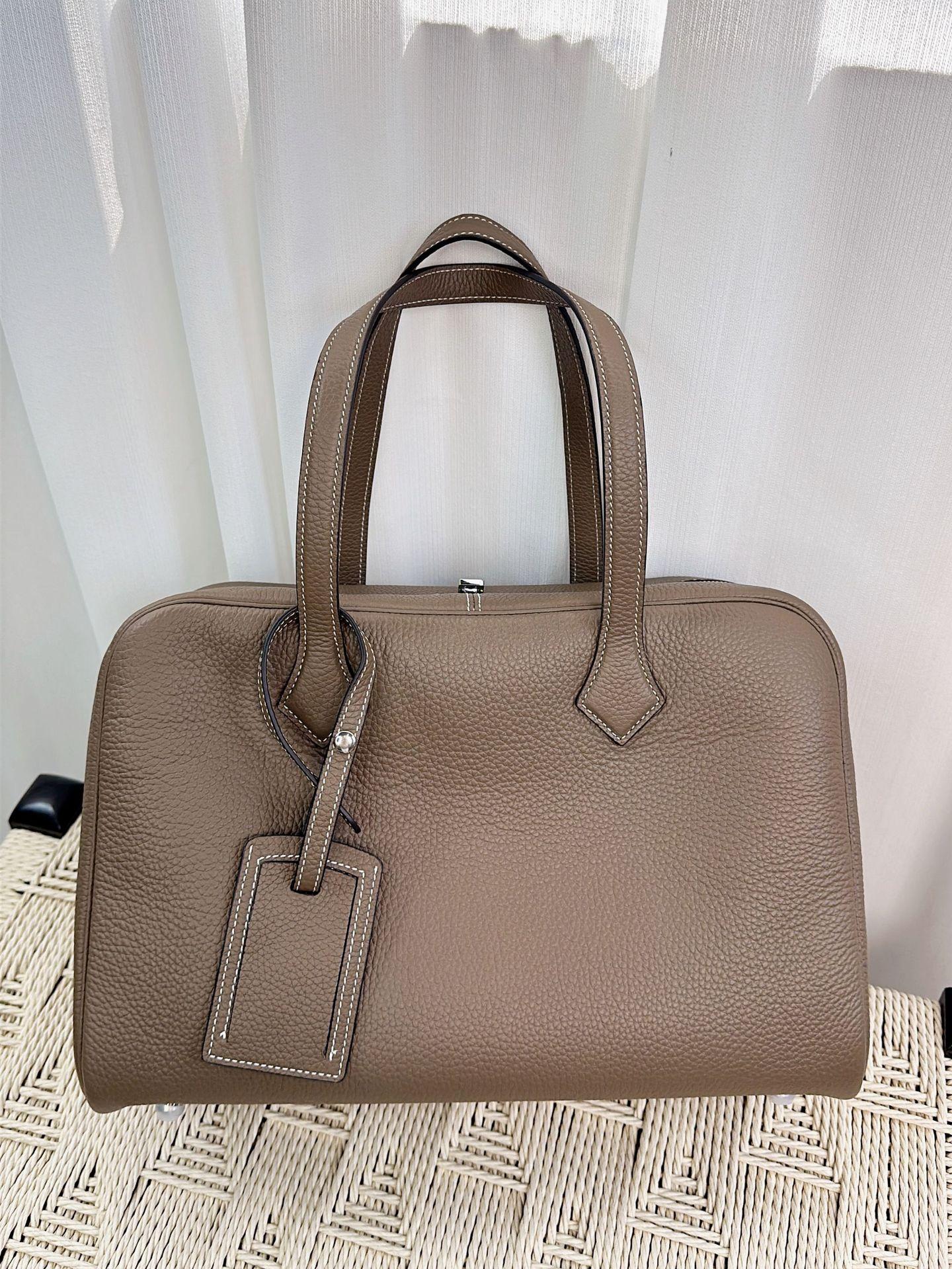 

Top-layer TC Cowhide Multi-functional Women s Bag Genuine Leather Maintenance Ball Handbag Porter Men s Single Leather Bag Universal Tote Bag 35x23x15cm світло-сірий колір