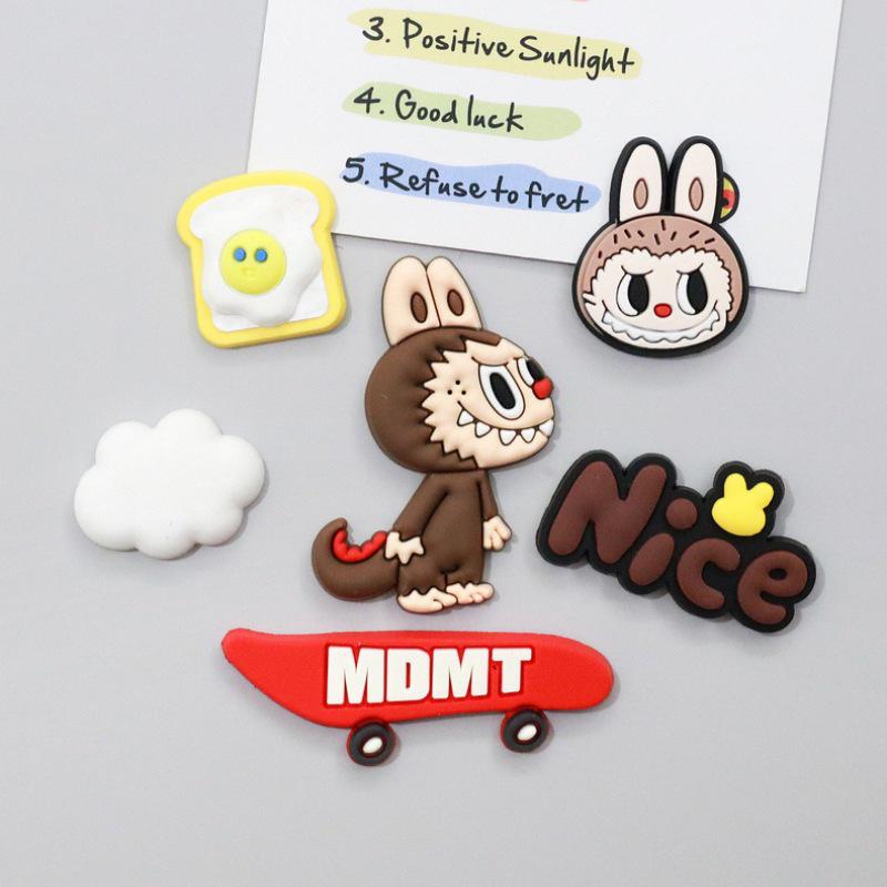 Rajzfilm Labubu 3D matricák: Díszítsd telefonokat, csészéket, hűtőmágneseket és autó belső tereit