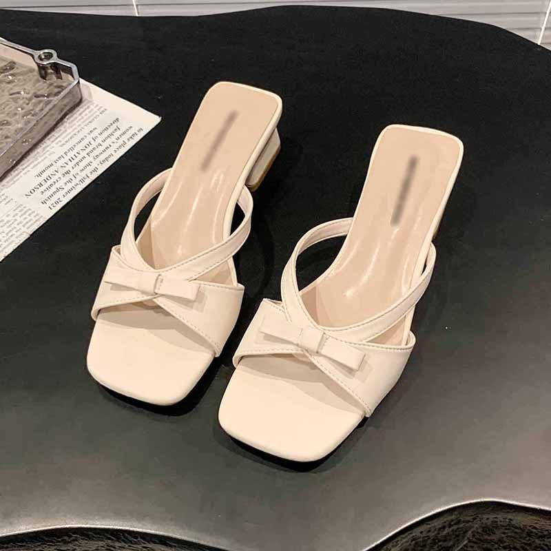 

Белые феи ветер повышенный толстый каблук шлепанцы на одно слово женская летняя обувь 2025 новые модели с юбками французские крутые шлепанцы 40