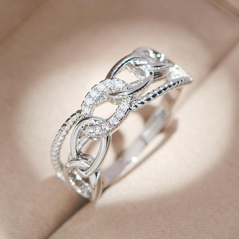Shining and Unique Creative Chain Interlocking Design, Exquisite and Elegant Micro-inlaid Synthetic Zircon Women's Ring Suitable for Weddings and