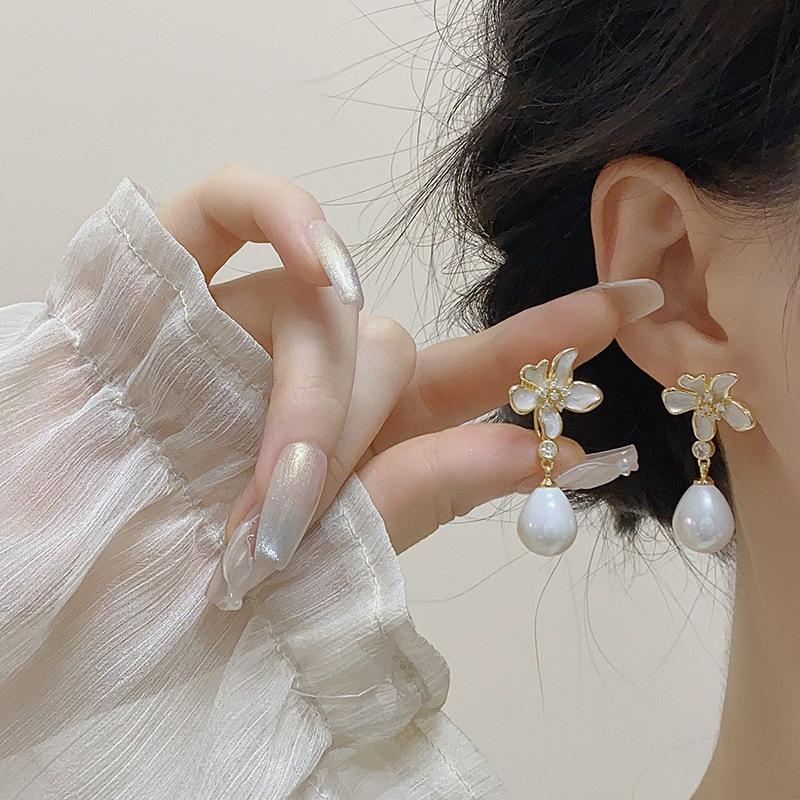 Explosive light luxury earrings, fashionable and elegant imitation pearl jewelry, design dripping oil flower earrings
