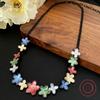 Neue unregelmäßige farbige Blume Spleißlegierung Halskette, modische und einfache Blütenblatt Damen süße Halskette