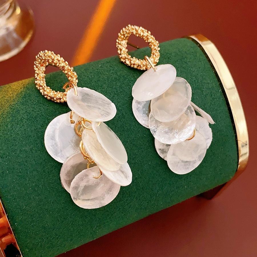 

Модные круглые серьги-кисточки из ракушек золотой