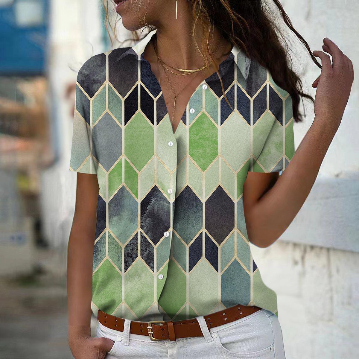 

2025 Лето Новая Мода Женская Геометрический Принт Короткий Рукав V-образный Вырез Повседневная Рубашка Топ на Пуговицах 8XL зелёный