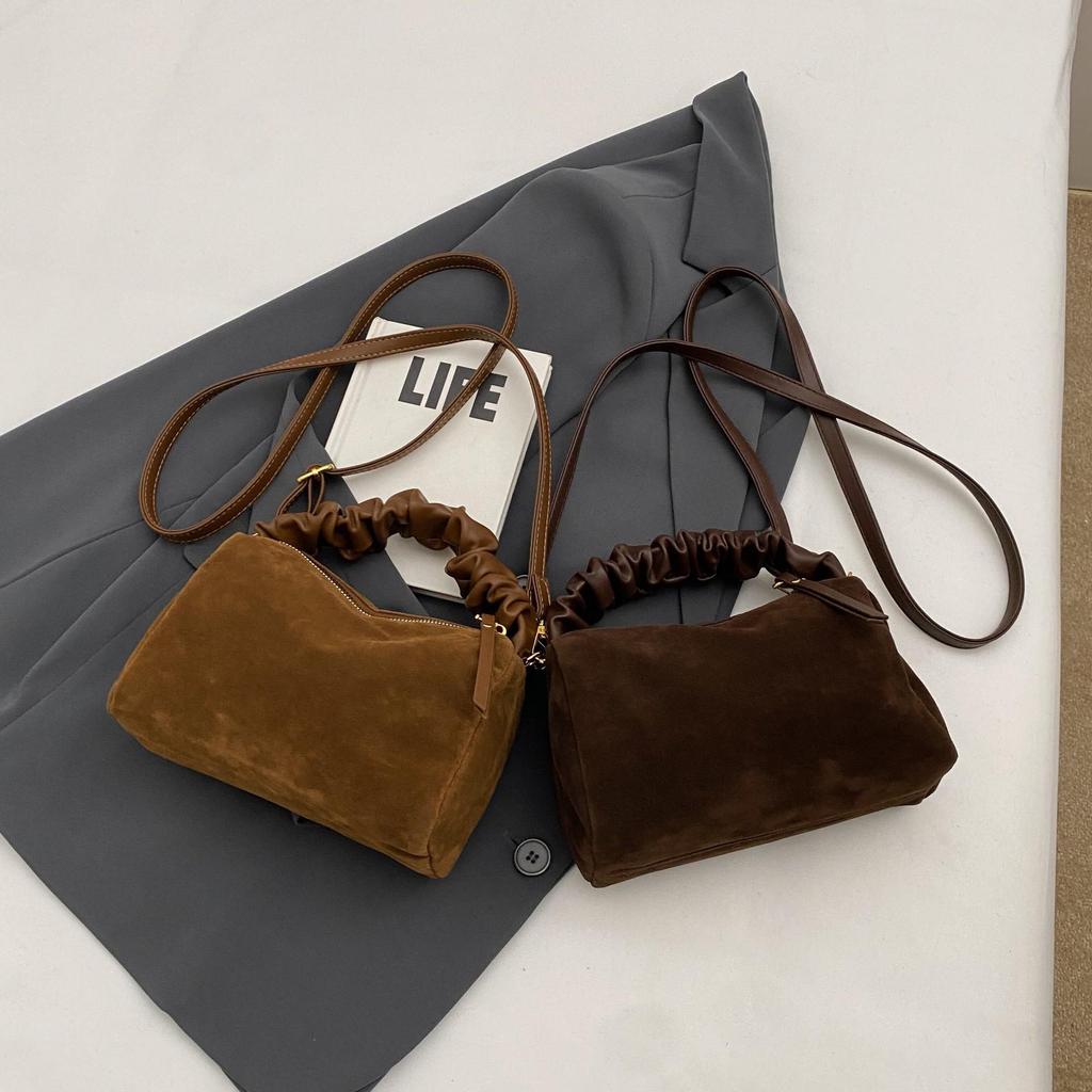 Meilaide Suede Pillow Bag: 2024 Autumn/Winter Versatile Crossbody for Commute, Large Capacity, Single Shoulder Wear.