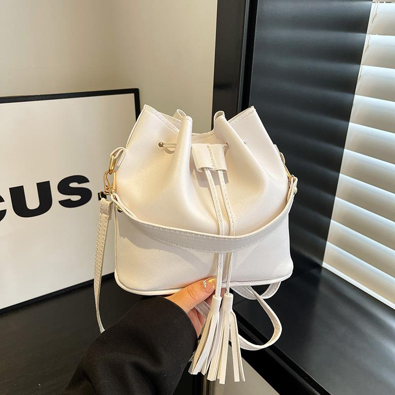 Women's Bag 2025 Fringed New Pumping Bucket Shoulder Bag Solid Color PU Casual Women's Bag Ins Small Bag Manufacturer Wholesale
