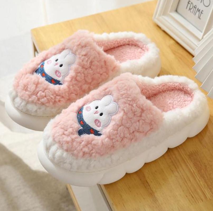 Lengvos moteriškos namų šlepetės minkštu dugnu, patvariu mielu triušio raštu, pūkuotos namų šlepetės