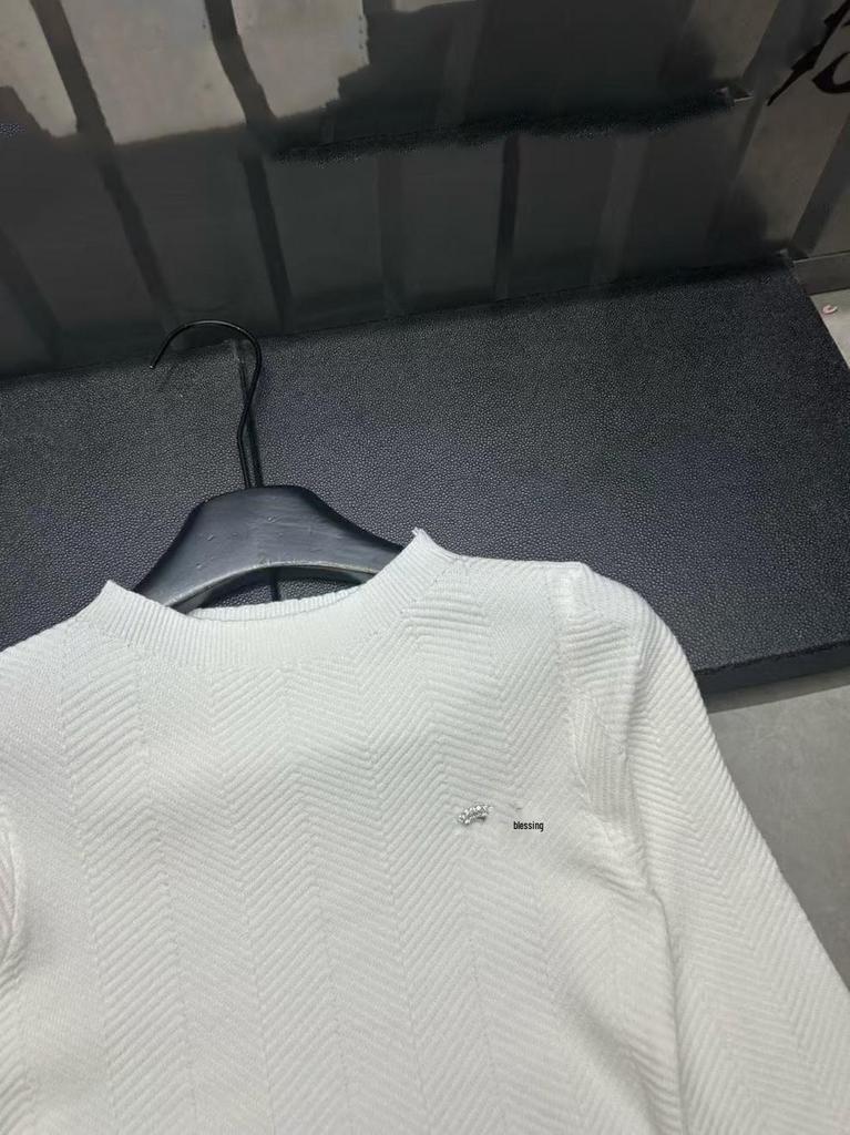 2026 Spring Round Neck Knit Long Sleeve Casual Top with Brooch