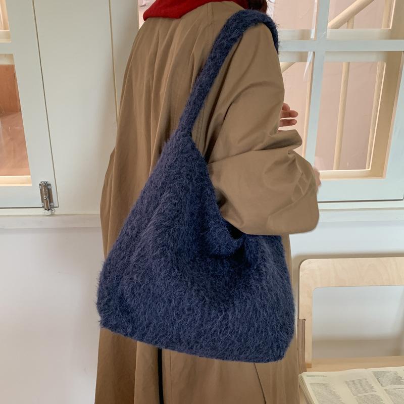 2025 new winter plush bag women's Korean version niche shoulder messenger bag large-capacity commuter woolen tote bag