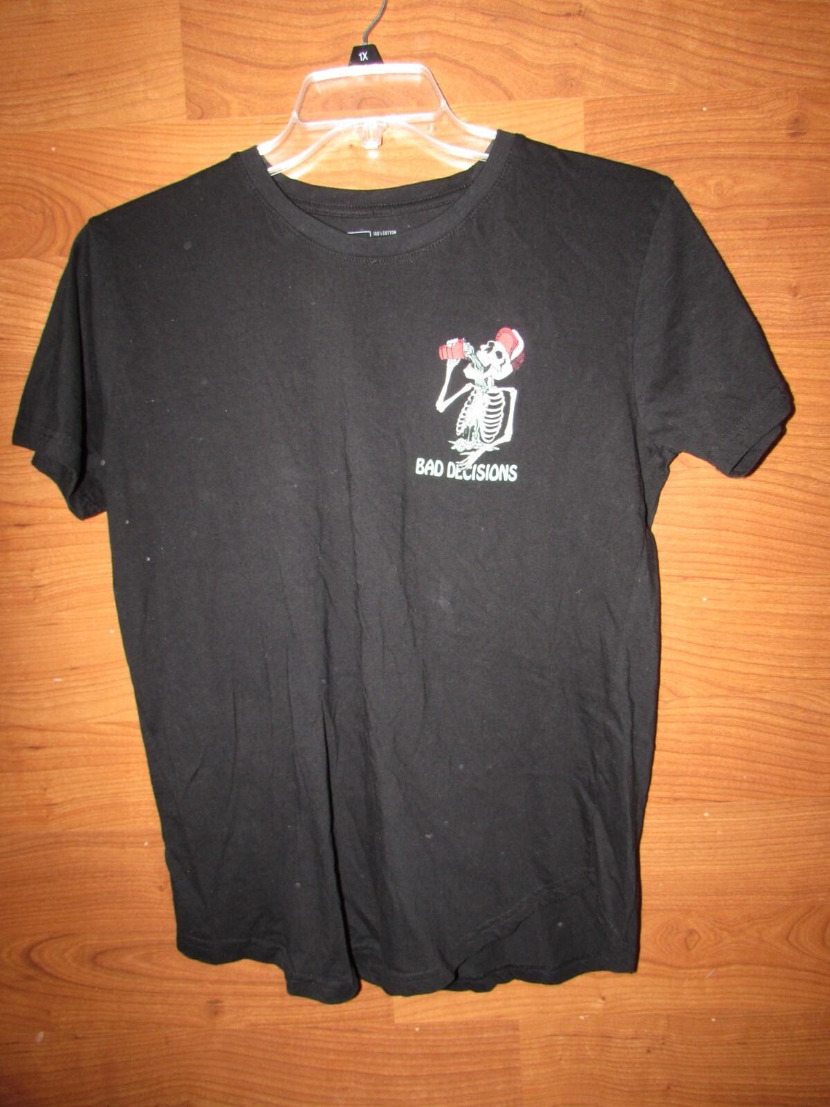 DK Bad Decisions drinking Skeleton tshirt size L S разноцветный