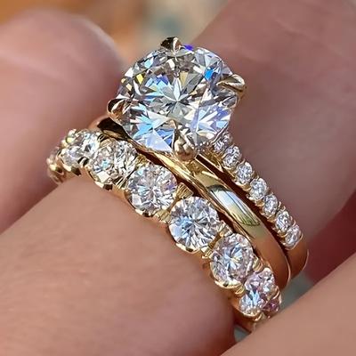 Huitan Splendido Set di 3 Anelli Femminili Lusso Brillante Zirconia Rotonda Gioielli per Dita Moda Accessori Color Oro per Matrimonio