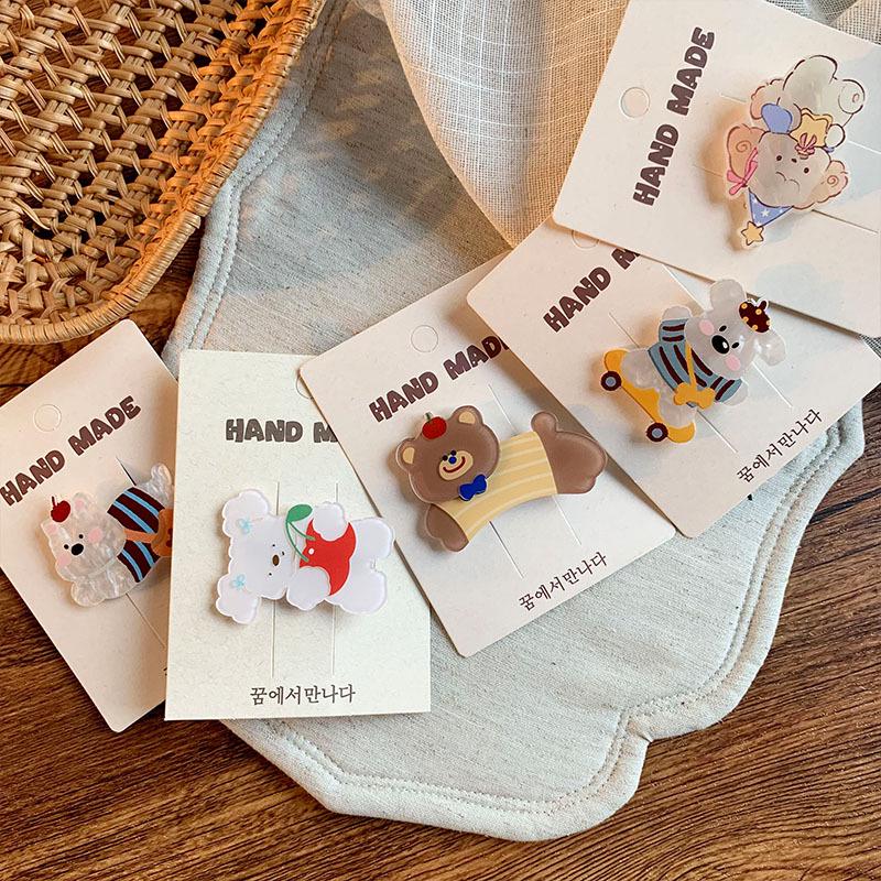 Mädchenhaftes Cartoon Teddybär Acryl Haarspangen Set - Feenhafte Haarnadeln und Pony-Accessoires.