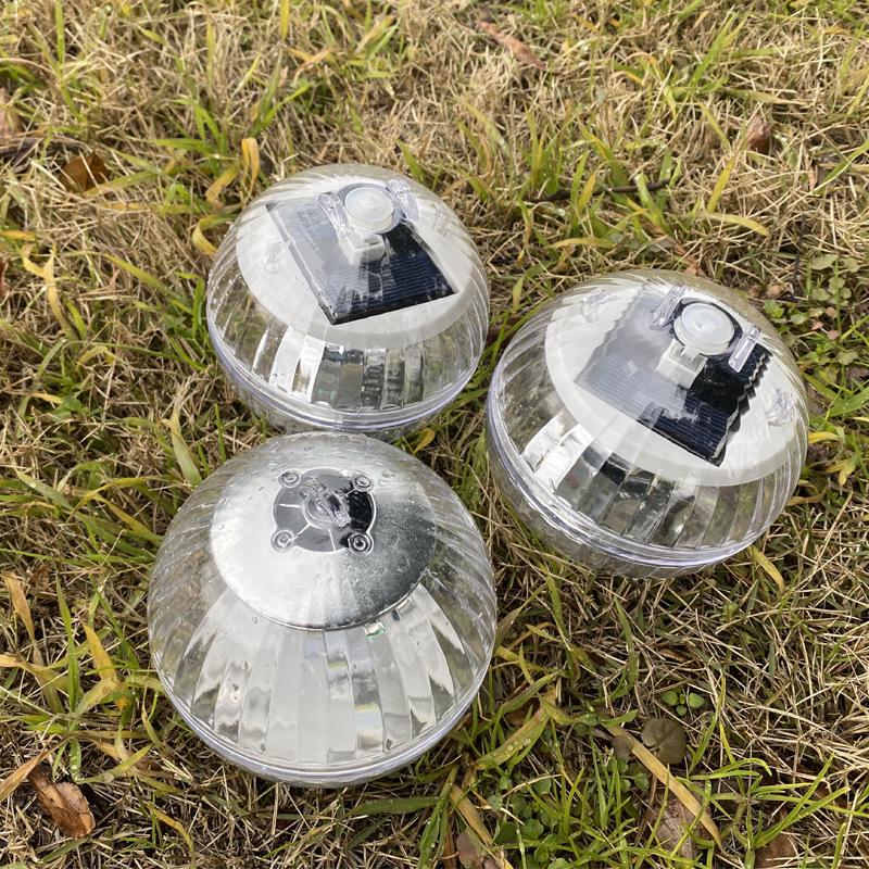 Solare Schwimmteichleuchte mit Insektenlockmittel und farbwechselnder LED zur Fischfütterung in Teichen