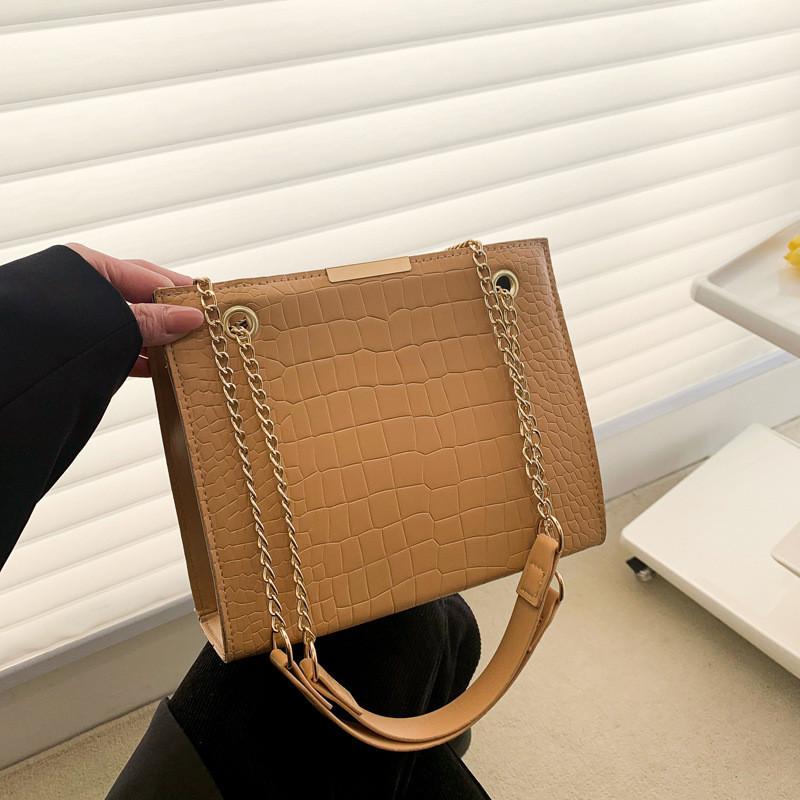 Stylish Women's Tote Bag Chic Chain Crossbody Fashionable And Sleek Handbag