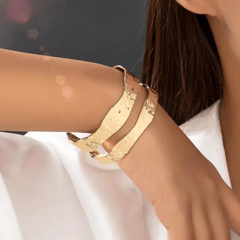High Retention Gold Plated Minimalist European & American Style Textured Open Women's Bangle