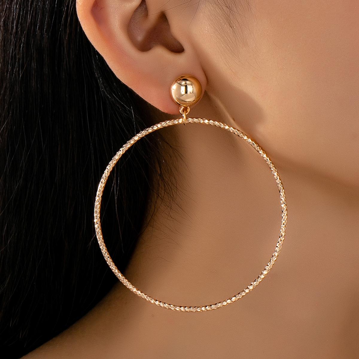 Versatile Gold-Plated Metal Embossed Hoop Earrings - Large, Retro, and Fashionable European-American Style. золотой