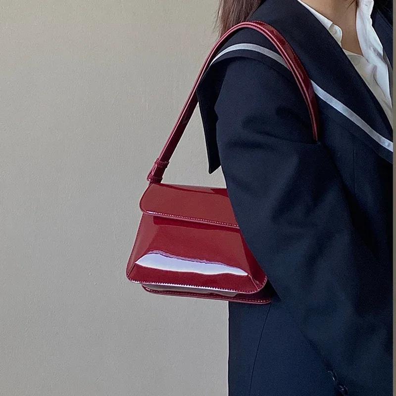 Crossbody kabelka Stylová dámská kabelka do podpaží Malá čtvercová kabelka Vintage lakovaná taška přes rameno