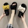 Schwarze, mit Schleife versehene Ein-Wort-Slipper für Damen-Sommerbekleidung, neue Muffin-Dicksohle, rutschfest, fortschrittliche, coole Slipper