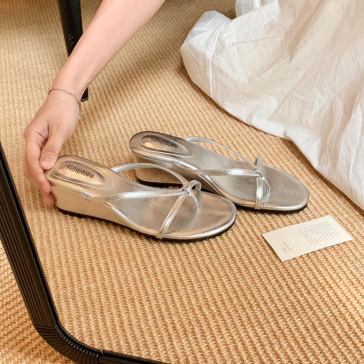 

Grape mother same fairy wind round head thin belt slope heel cool slippers female French minimalist casual versatile toe slippers 40