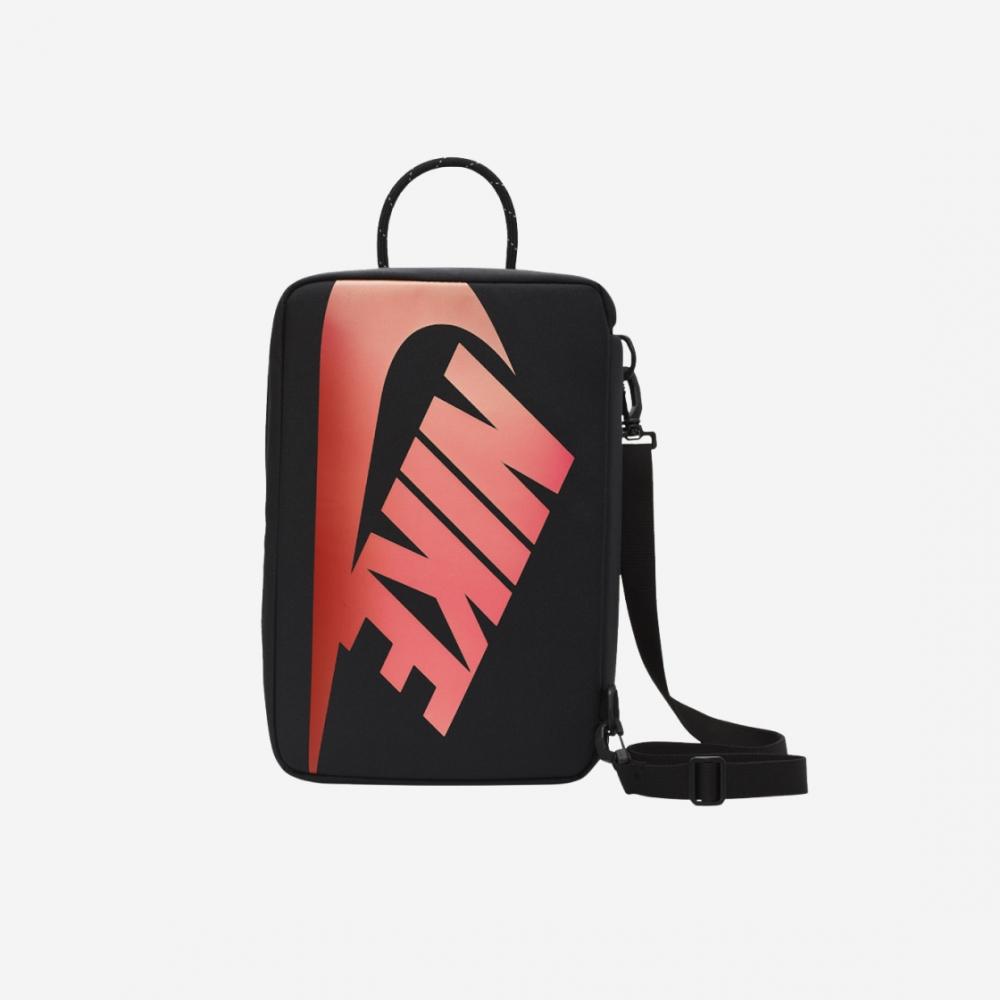 

Сумка-коробка для обуви Nike 12 л, черная, университетская, красная