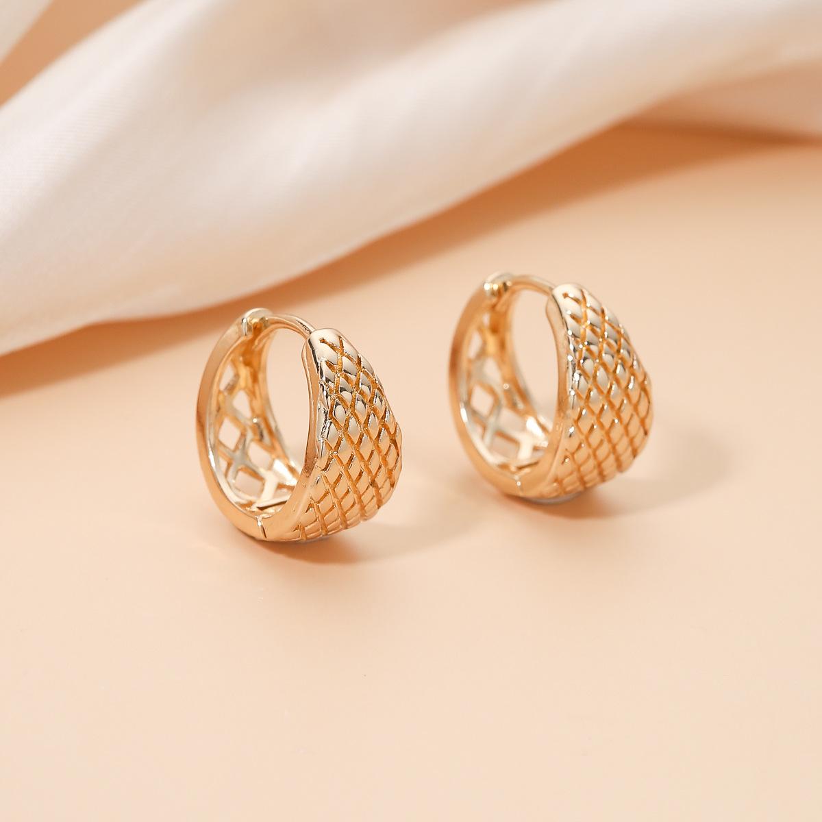 

Plaid earrings fashionable retro hollow earrings 925 silver needle electroplating color retention earrings wholesale