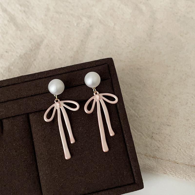 

Пара сережек-гвоздиков с матовым бантом и жемчугом для женщин, милые и изысканные универсальные серьги и серьги.