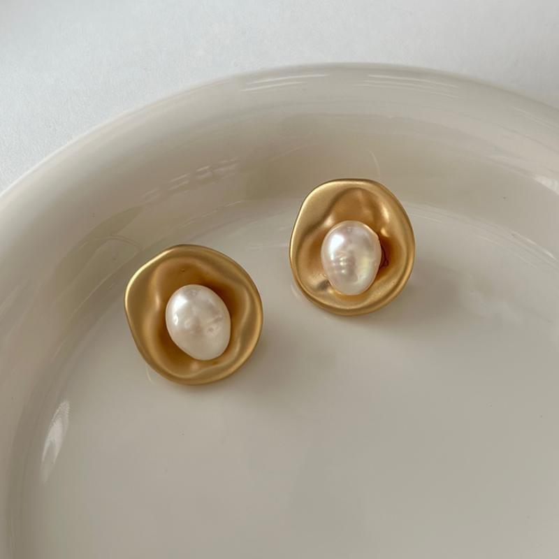 

Уникальные круглые серьги с жемчугом, идеально подходящие для весеннего сезона и далее StyleL