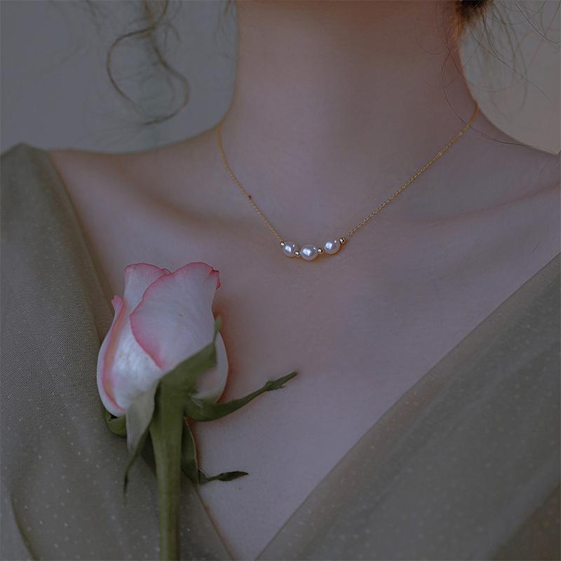 

2025 из нового натурального пресноводного жемчуга с титановым покрытием из стали 18-каратного золота ожерелье универсальная ретро нишевая ключичная цепочка для женщин