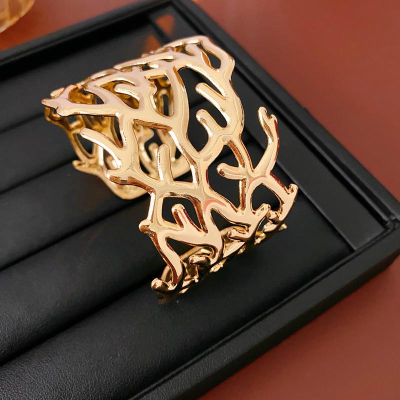 European & American Pleated Metal Bangle: Elegant Cold-Style Bracelet with High-End Luxury Design
