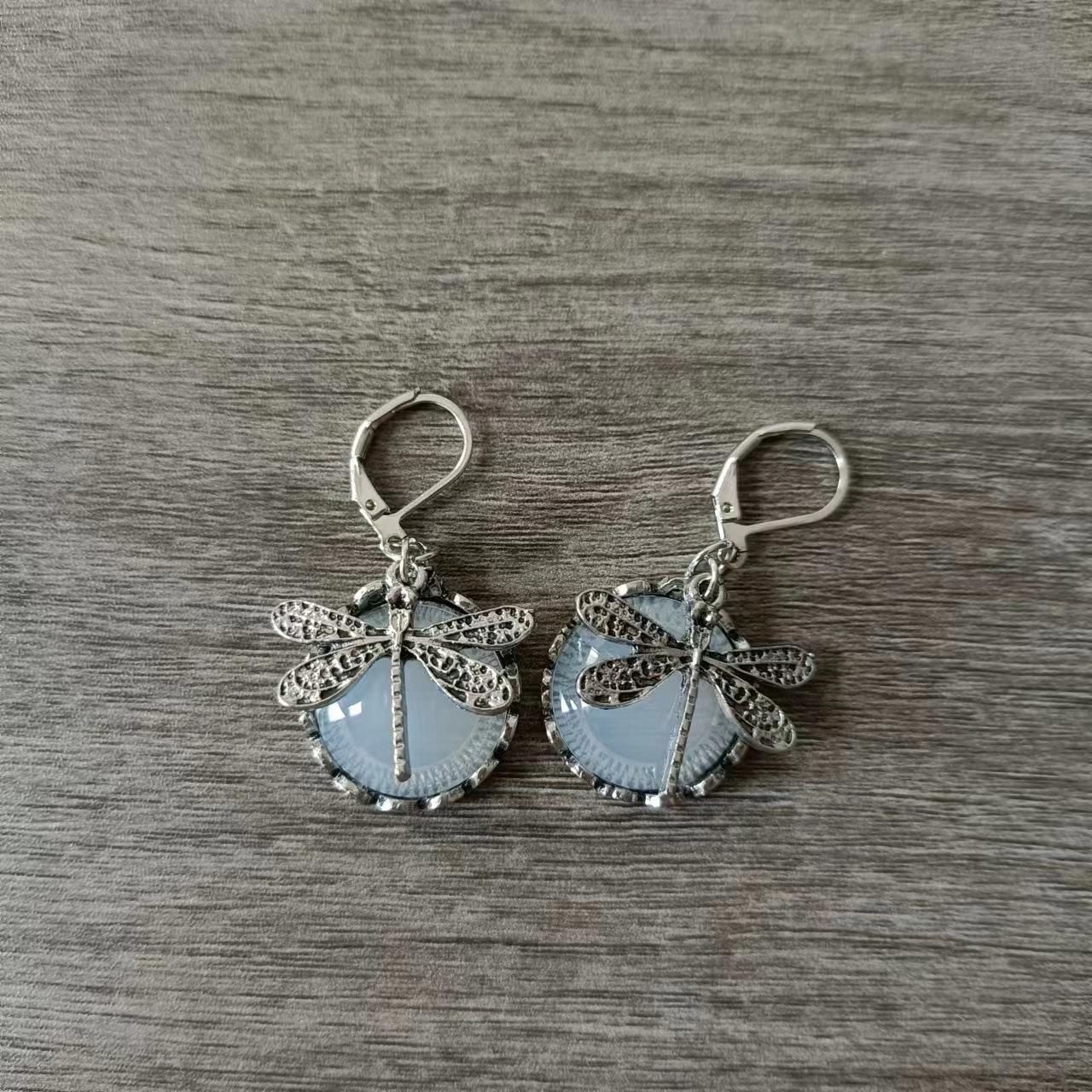 

Новые винтажные серьги-стрекозы из бронзы, модные серьги-капли из металла золотого цвета с резным узором и инкрустацией лунным камнем для женщин, ювелирные изделия ARI