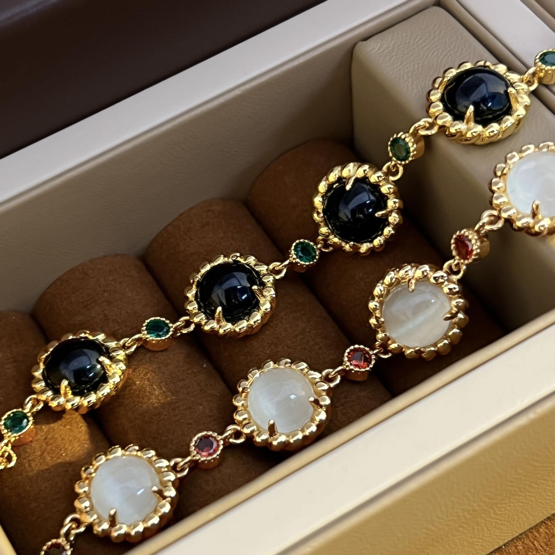 

2023 Vintage-Style White Shell Retro Bracelet - Moonlight Treasure Box Design