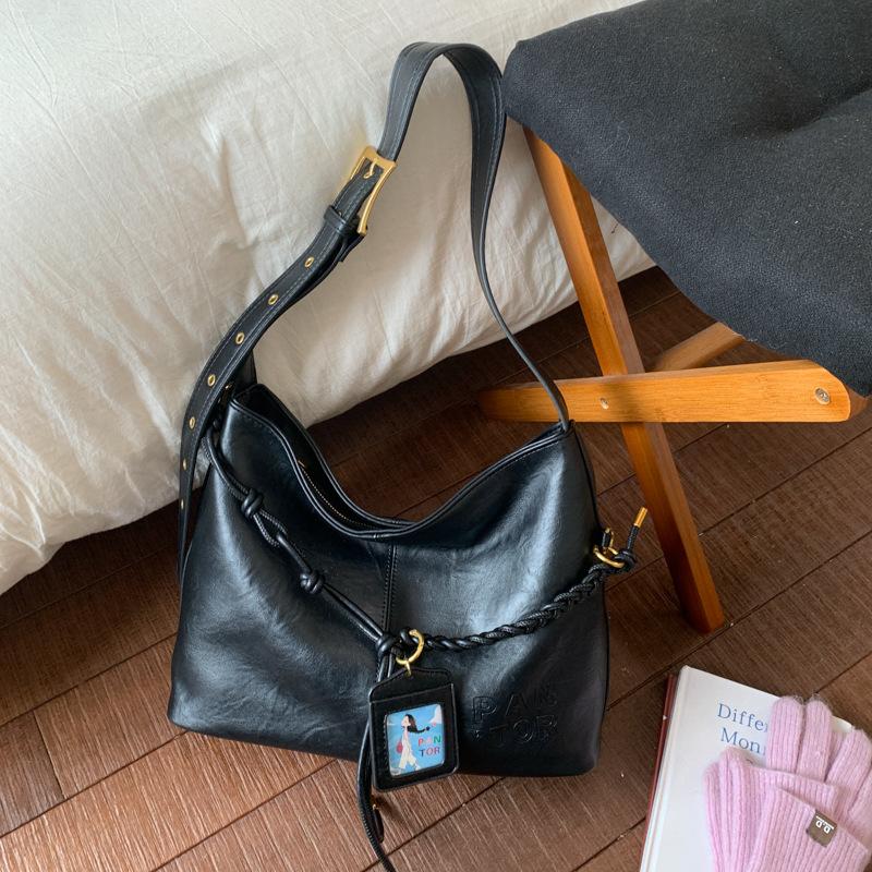 

Retro casual tote bag women s 2025 autumn new trend fashion large capacity backpack texture commuter oblique span bag чёрный