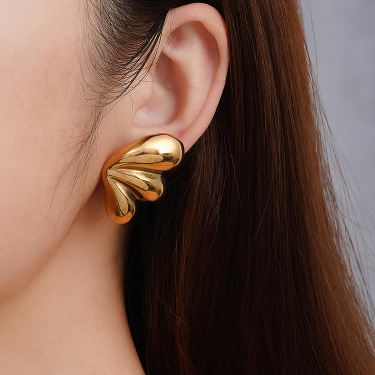 European and American minimalist gold three-petal water drop stud earrings new cold wind geometric stainless steel plated 18k gold jewelry