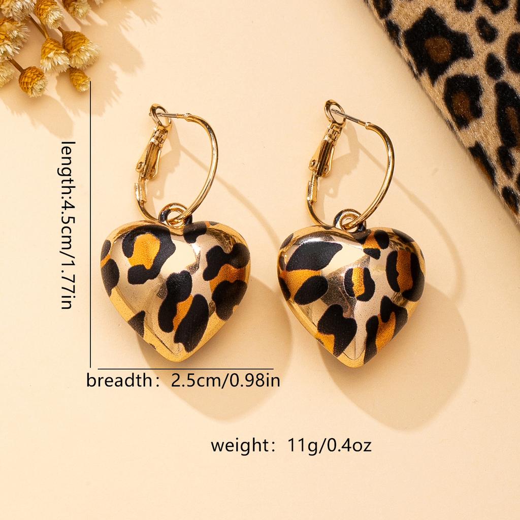 A Pair of Women's Earrings with 3D Heart-Shaped Leopard Print Pendants, Suitable for Everyday and Autumn/Winter Wear