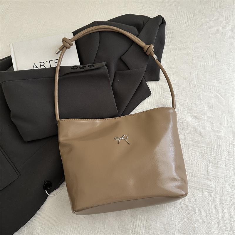 

Женская сумка-тоут 2025 новая сумка большой вместимости нишевый дизайн высококлассная красная сумка через плечо хаки