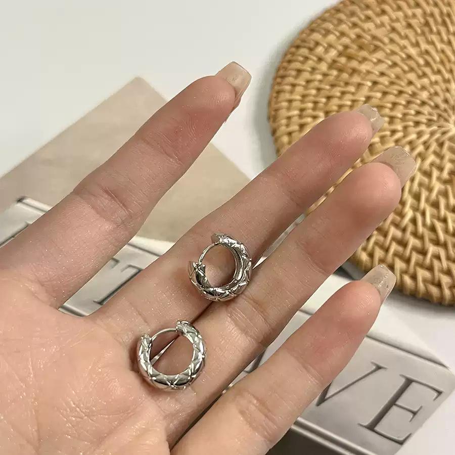 Literary and Cultural Retro Small Perfume Style Heavy Texture Earrings Hundred with Temperament Niche Design Sense Chequered Pattern Commuter Earrings