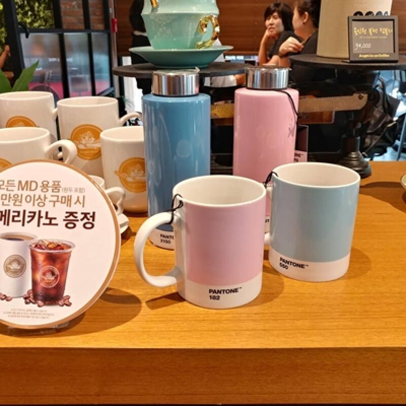 Pantone Tasse (Hellblau 550)