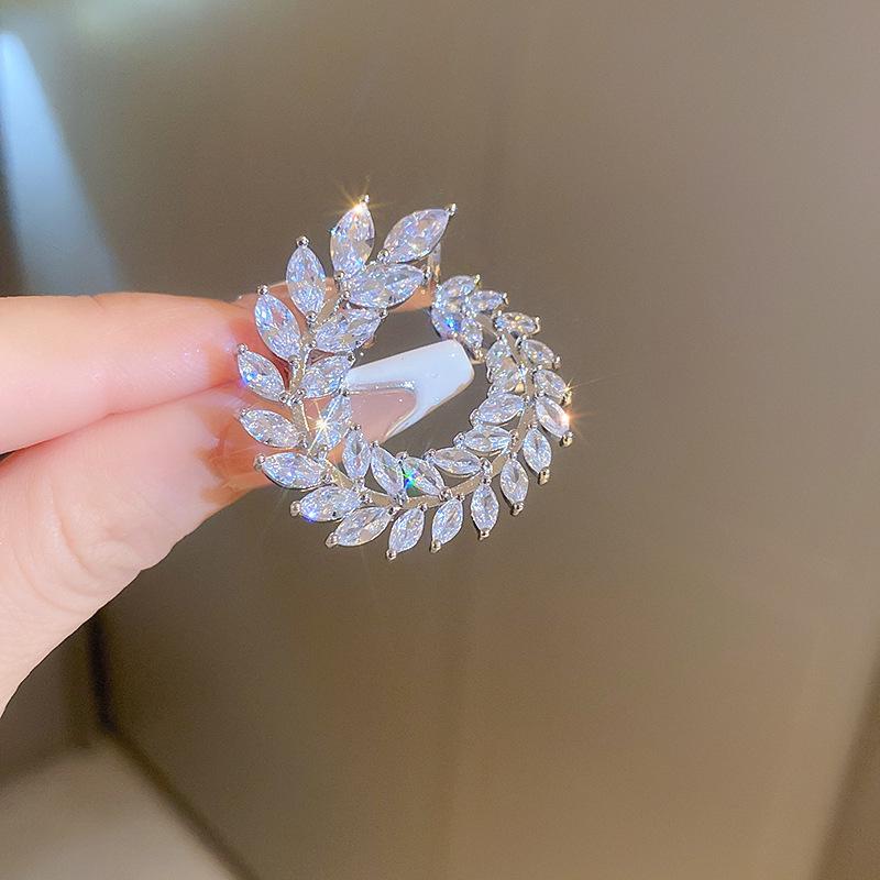 Light luxury leaf brooch, niche temperament brooch, simple commuting, personalized design, accessories wholesale