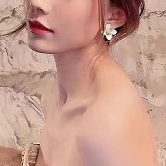 1 Pair Stud Earrings Lucky Clover Shape Fine Workmanship Ear Studs Light Luxury Earrings Jewelry Gift