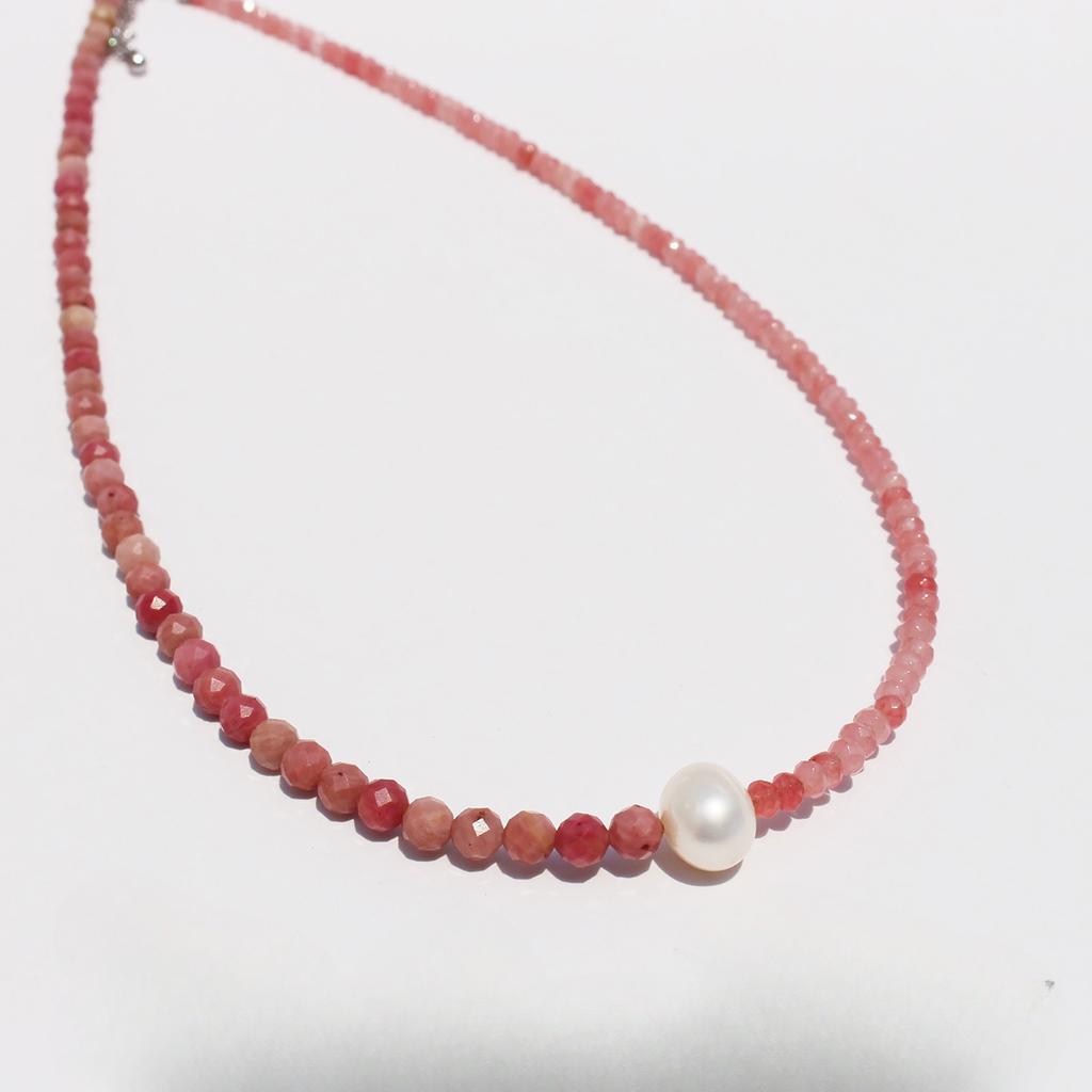 Oryginalny Design Naszyjnik z Kamieniem Hibiskusa Damski Różowy Kamień Miłości Prawdziwa Perła Koralikowy Łańcuszek na Obojczyk Wielowarstwowy Do Noszenia w Stosie 416