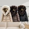 Piumino da donna di media lunghezza con cappuccio e colletto in ecopelliccia, vestibilità aderente, capospalla invernale nei colori Beige, Nero, Caffè
