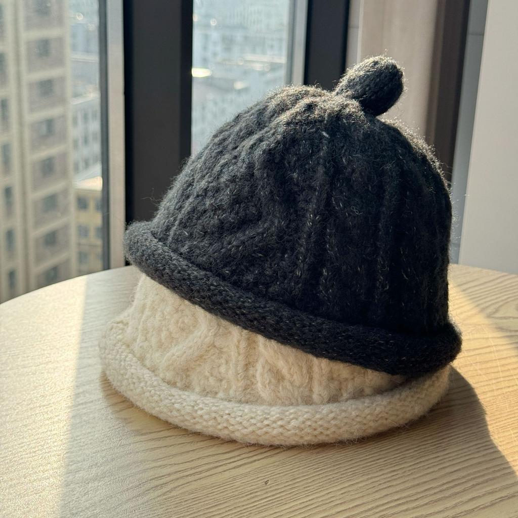 New Cute Little Fur Ball Niche Slim Woolen Hat for Women Autumn and Winter Warm Curled Landlord Hat Knitted Hat Versatile